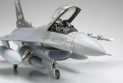 Истребитель Lockheed Martin F-16C Tamiya